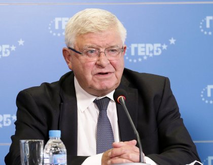 Дефицитът за тази година се предвижда да бъде 4.1 на сто, но вероятно ще стигне до около 6 процента, според Кирил Ананиев Дефицитът за тази година се предвижда да бъде 4.1 на сто, но вероятно ще стигне до около 6 процента, според Кирил Ананиев