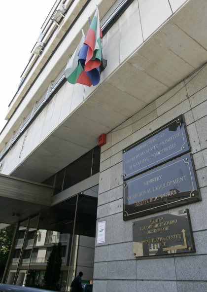 Пътни строители отново излязоха на протест пред МРРБ Пътни строители отново излязоха на протест пред МРРБ