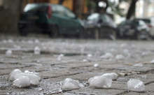 Улиците на Мадан побеляха от градушка