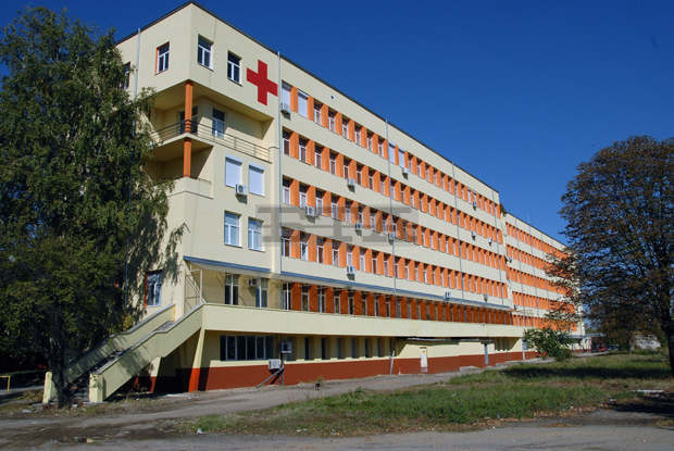 Молебен за успех на българските лекари отслужиха в двора на болницата в Монтана