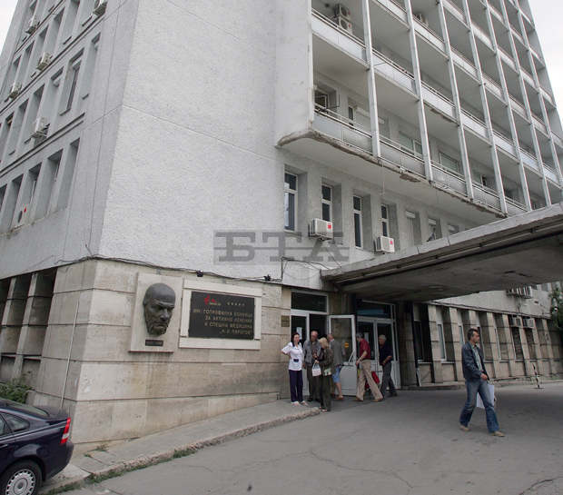 Бременна жена пропадна в шахта тип "английски двор" в центъра на София Бременна жена пропадна в шахта тип "английски двор" в центъра на София