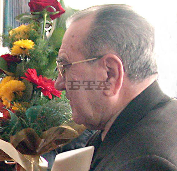 Обществеността в Добрич се покланя пред паметта на маестро Захари Медникаров Обществеността в Добрич се покланя пред паметта на маестро Захари Медникаров