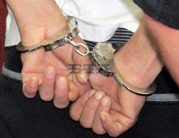 В Русенско полицията арестува младеж, изхарчил над 6000 лева от чужда дебитна карта В Русенско полицията арестува младеж, изхарчил над 6000 лева от чужда дебитна карта