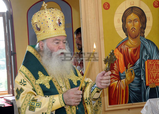 По традиция Ловчанският митрополит Гавриил ще хвърли кръста в река Осъм в Ловеч на Йордановден от Богоявленския мост По традиция Ловчанският митрополит Гавриил ще хвърли кръста в река Осъм в Ловеч на Йордановден от Богоявленския мост