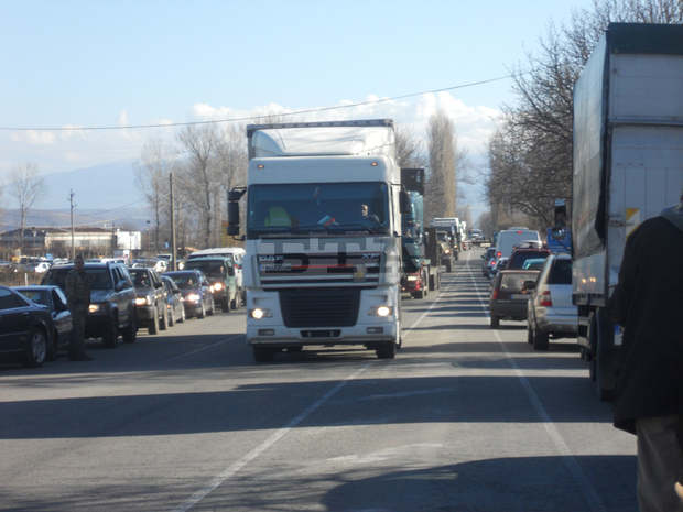 Ограничено е движението на тежкотоварни автомобили в пътнен участък между Добри дол и Монтана