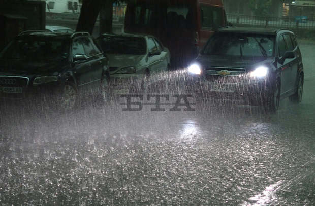 Жълт код за значителни валежи от дъжд издаде НИМХ за 19 области в Южна и Източна България