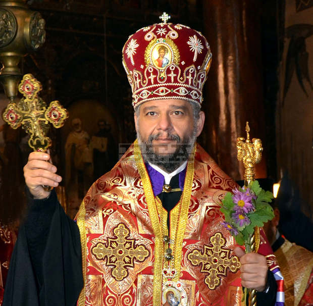 Стотици старозагорци посрещнаха тази вечер костица от мощите на Свещеномъченик Св. Киприан Картагенски