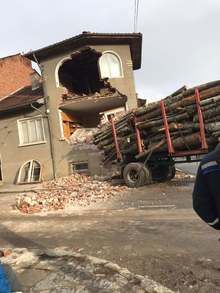 Натоварено с дървен материал ремарке се е врязало в къща в Белица
