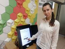 29 души "гласуваха" в първите два часа на пробната машина в областната администрация в Сливен