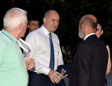 Президентът Румен Радев отличи тази вечер Варненския театър с плакет "Св.св. Кирил и Методий"