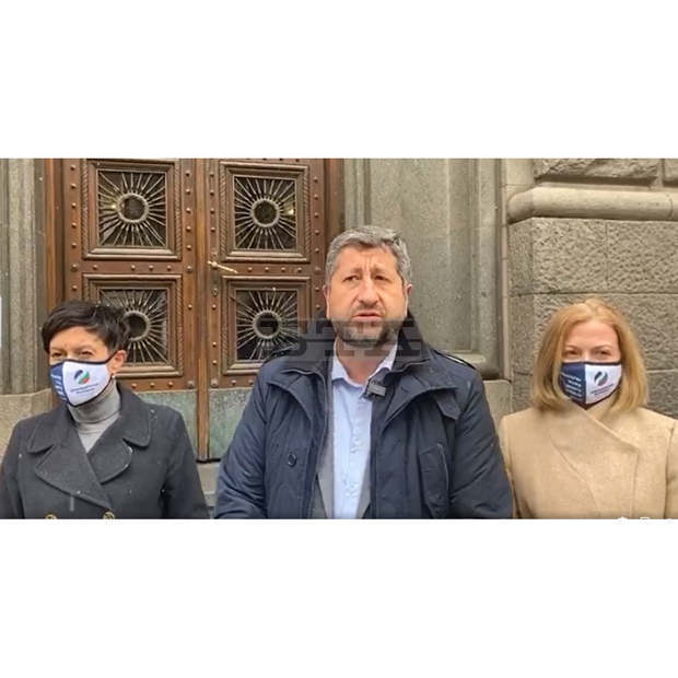Съпредседателят на "Демократична България" Христо Иванов определи като позор действията на ЦИК Съпредседателят на "Демократична България" Христо Иванов определи като позор действията на ЦИК