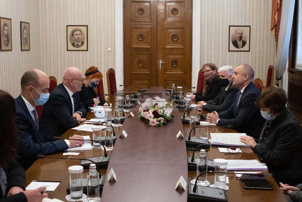 Борбата срещу купуването на гласове изисква системни усилия и укрепва доверието в изборния процес, заяви президентът Румен Радев Борбата срещу купуването на гласове изисква системни усилия и укрепва доверието в изборния процес, заяви президентът Румен Радев