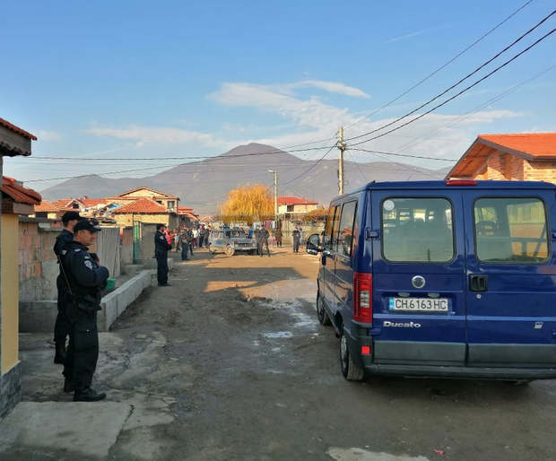 Трима са задържани при полицейска акция срещу търговия с вот в сливенското село Тополчане Трима са задържани при полицейска акция срещу търговия с вот в сливенското село Тополчане