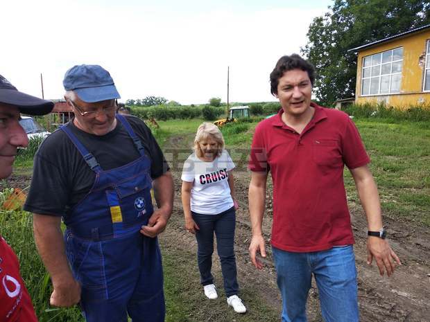 Крум Зарков и кандидатите за депутати на БСП в Русе се запознаха с пораженията върху черешовите насаждения в областта и се ангажираха със съдействие Крум Зарков и кандидатите за депутати на БСП в Русе се запознаха с пораженията върху черешовите насаждения в областта и се ангажираха със съдействие