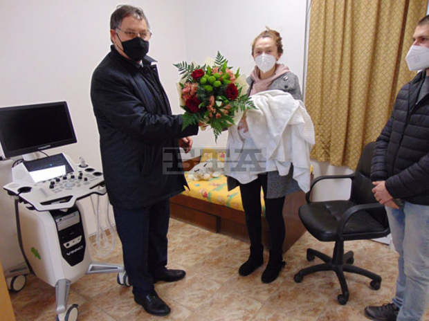 Кметът на Шумен поздрави семейството на първото родено бебе в града през 2022 година и му подари ваучер за 1000 лева Кметът на Шумен поздрави семейството на първото родено бебе в града през 2022 година и му подари ваучер за 1000 лева