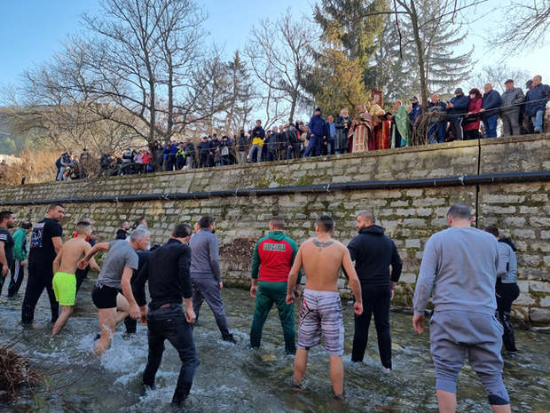 Трийсетгодишен мъж от Благоевград извади богоявленския кръст от водите на река Бистрица Трийсетгодишен мъж от Благоевград извади богоявленския кръст от водите на река Бистрица