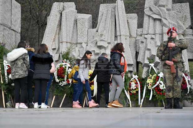 В Калофер бе отбелязана 174-та годишнина от рождението на Христо Ботев В Калофер бе отбелязана 174-та годишнина от рождението на Христо Ботев