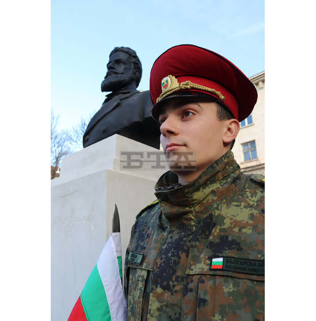 С военен ритуал във Велико Търново бяха чествани 174 години от рождението на Христо Ботев С военен ритуал във Велико Търново бяха чествани 174 години от рождението на Христо Ботев