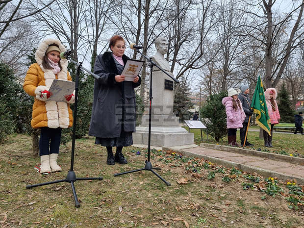 Благоевградчани почетоха паметта на Пейо Яворов и Мара Бунева