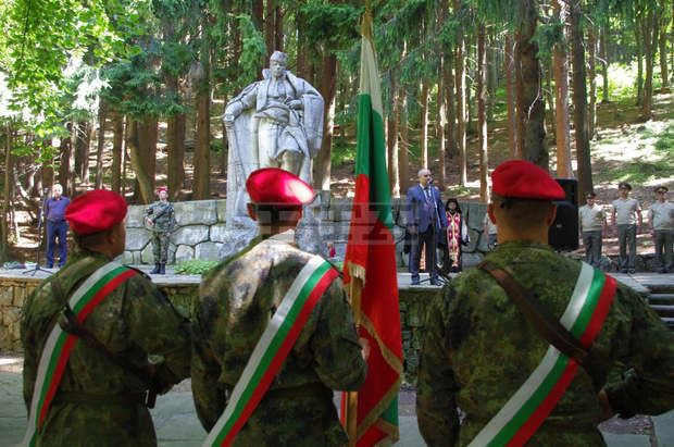 Стотици се поклониха пред подвига на Хаджи Димитър и неговата чета на връх Бузлуджа