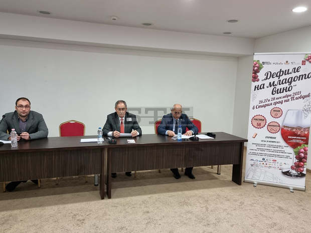 "Дефиле на младото вино" в Пловдив очаква рекорден брой туристи "Дефиле на младото вино" в Пловдив очаква рекорден брой туристи