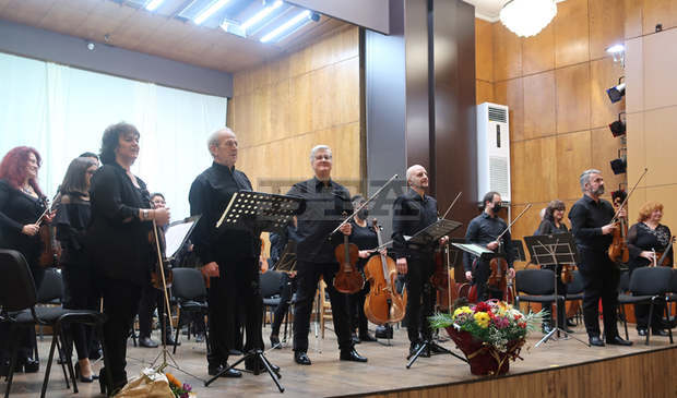 Пламен Джуров зарадва с музикален празник своите земляци в родния Плевен преди Коледа