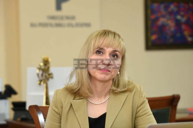 Омбудсманът Диана Ковачева настоява ЦИК да отстрани проблема с вота на 2000 души техници на машините за гласуване Омбудсманът Диана Ковачева настоява ЦИК да отстрани проблема с вота на 2000 души техници на машините за гласуване