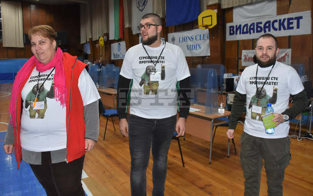 Всички членове на РИК-Видин облякоха "весели" тениски за да внесат настроение след изморителния и дълъг изборен ден Всички членове на РИК-Видин облякоха "весели" тениски за да внесат настроение след изморителния и дълъг изборен ден