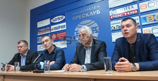 Проф.Румен Гечев: БСП води пред опонентите си с 3 процента и е очевидно, че ще бъде центърът, около който ще се формира новото управление на България Проф.Румен Гечев: БСП води пред опонентите си с 3 процента и е очевидно, че ще бъде центърът, около който ще се формира новото управление на България