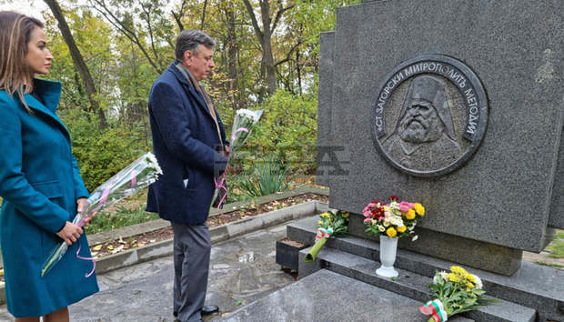 В Деня на народните будители д-р Горан Благоев, кандидат за президент на Национално обединение на десницата /НОД/ се поклони пред паметта на Старозагорския митрополит Методий В Деня на народните будители д-р Горан Благоев, кандидат за президент на Национално обединение на десницата /НОД/ се поклони пред паметта на Старозагорския митрополит Методий
