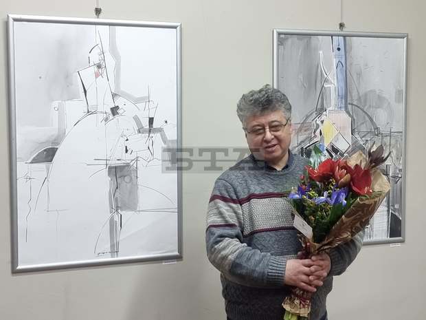 Плевенският художник Валентин Асенов-Хъкъла откри изложба на рисунки и акварел в своя град Плевенският художник Валентин Асенов-Хъкъла откри изложба на рисунки и акварел в своя град
