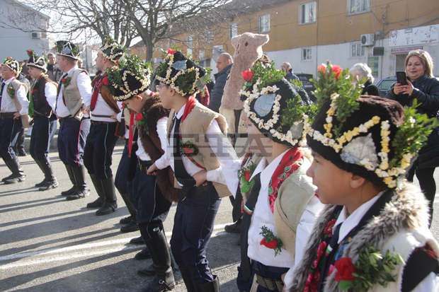 Над 200 коледари обикалят улиците на Ямбол и възвестяват Рождество Христово Над 200 коледари обикалят улиците на Ямбол и възвестяват Рождество Христово