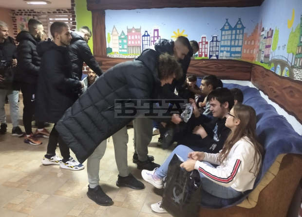 Футболистите от Лудогорец II зарадваха деца от социален център в Разград с екипи и лакомства Футболистите от Лудогорец II зарадваха деца от социален център в Разград с екипи и лакомства