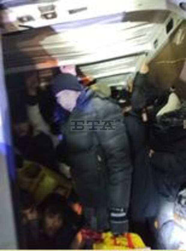 Гранична полиция задържа 43 мигранти от Афганистан в община Костинброд Гранична полиция задържа 43 мигранти от Афганистан в община Костинброд
