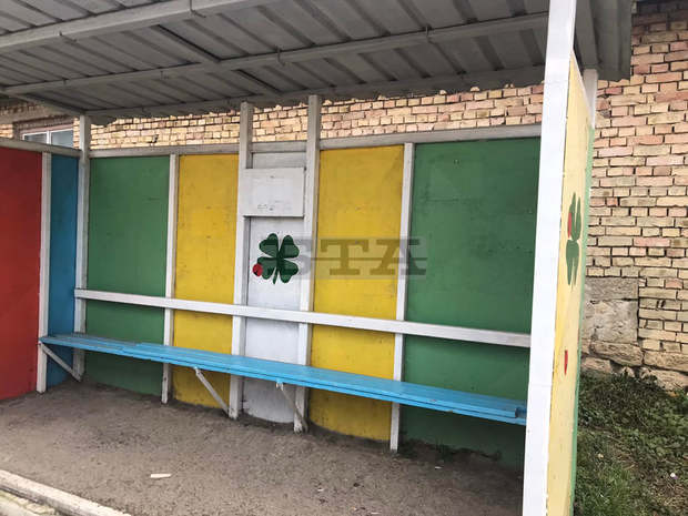 Вандали са задигнали снимки, красящи автобусни спирки в Опака Вандали са задигнали снимки, красящи автобусни спирки в Опака