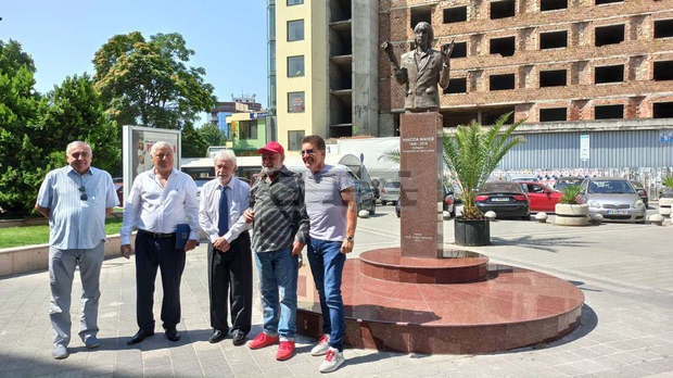 В Пазарджик бе открит паметник на бележитият художник Никола Манев
