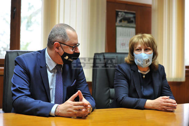 Проф. д-р Любомира Попова и Димитър Николов от листата на ГЕРБ-СДС, заявяват, че 5 процента от брутния вътрешен продукт ще е за просвета Проф. д-р Любомира Попова и Димитър Николов от листата на ГЕРБ-СДС, заявяват, че 5 процента от брутния вътрешен продукт ще е за просвета