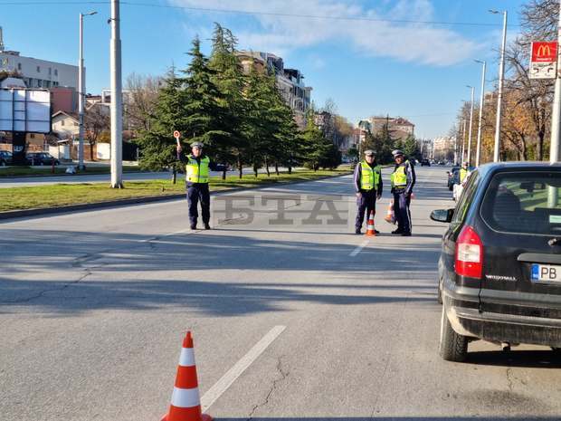 Пътна полиция - Пловдив започна масирана акция за проверки на МПС с демонстрация пред журналисти Пътна полиция - Пловдив започна масирана акция за проверки на МПС с демонстрация пред журналисти