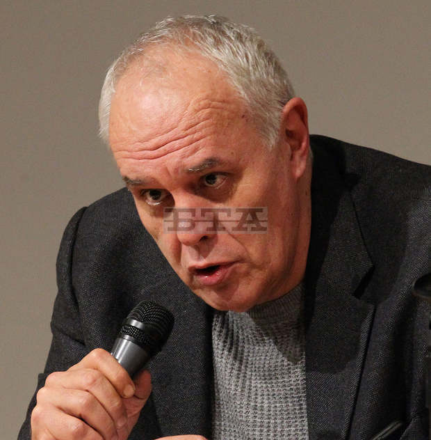 Резултатите от изборите показват, че трудно ще се състави коалиция, коментира политологът доц. Стойчо Стойчев