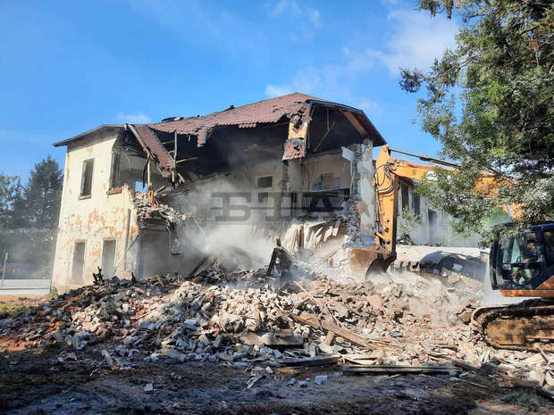 Събарят сградата на бивш техникум в Перник,пострадала непоправимо при земетресение