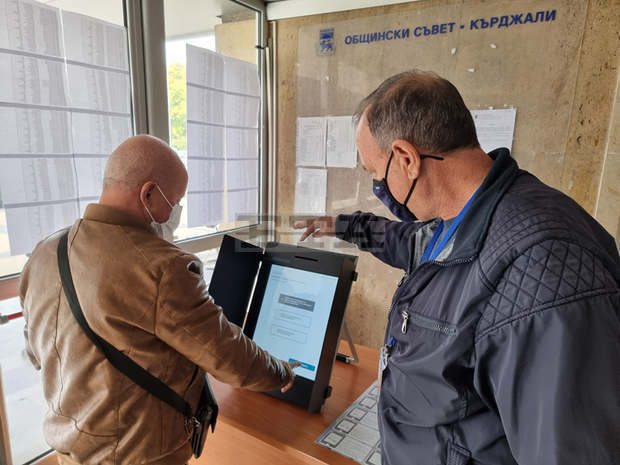Районната избирателна комисия в Кърджали започна обучение на гражданите за гласуване с машина Районната избирателна комисия в Кърджали започна обучение на гражданите за гласуване с машина