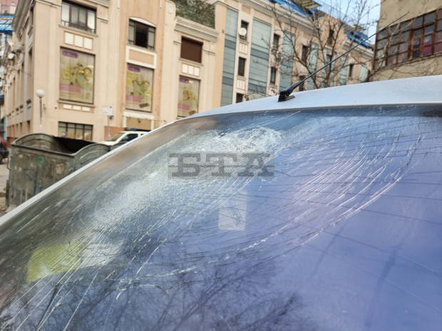 Полицията в Благоевград е задържала мъж, който тази нощ е увредил двадесет и един автомобила Полицията в Благоевград е задържала мъж, който тази нощ е увредил двадесет и един автомобила