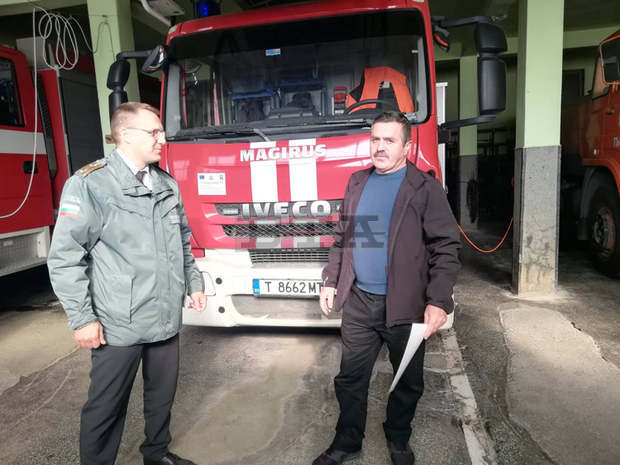 Пожарната служба в Търговище поощри мъж, спасил двама инвалиди Пожарната служба в Търговище поощри мъж, спасил двама инвалиди