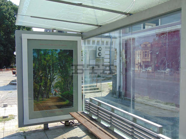 Фотоси от Шумен красят обновени автобусни спирки