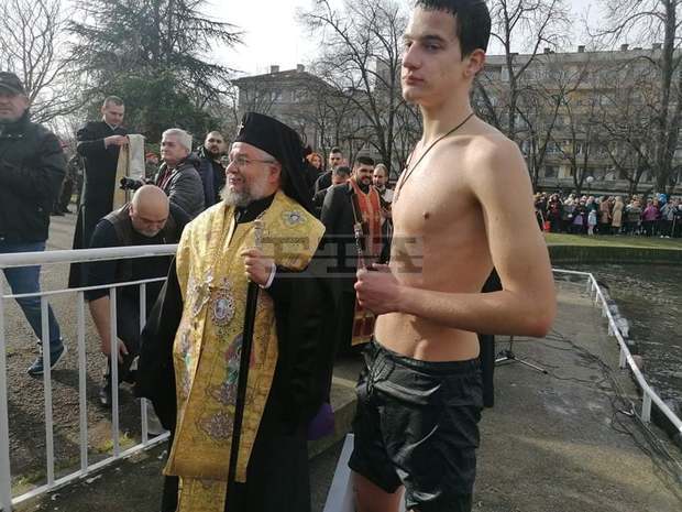 18-годишен ученик спаси Богоявленския кръст в Стара Загора 18-годишен ученик спаси Богоявленския кръст в Стара Загора