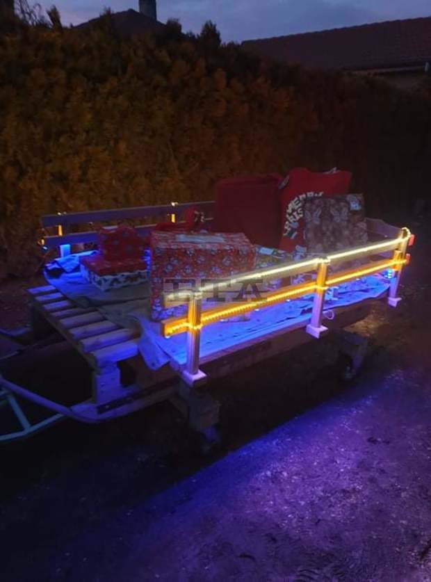 Дядо Коледа е дошъл със светеща шейна в дуловското село Грънчарово Дядо Коледа е дошъл със светеща шейна в дуловското село Грънчарово