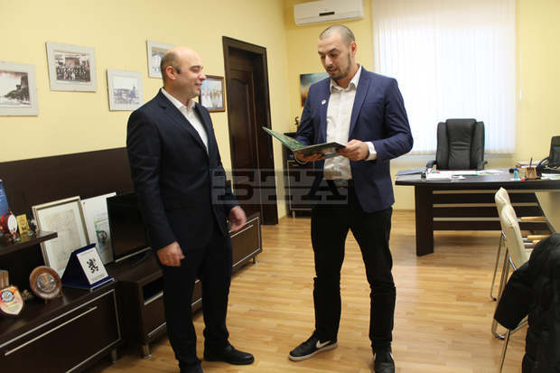 "Любимец на България" от Свиленград получи поздравления и подарък от кмета на общината "Любимец на България" от Свиленград получи поздравления и подарък от кмета на общината
