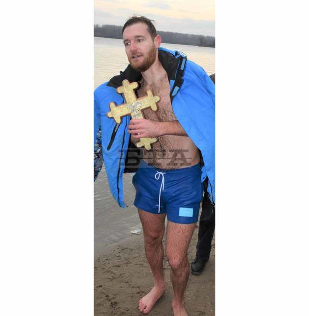 Чавдар Славчов извади богоявленския кръст от водите на Дунав при Видин Чавдар Славчов извади богоявленския кръст от водите на Дунав при Видин