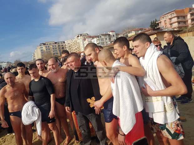 Ученик извади кръста от морето в Свети Влас Ученик извади кръста от морето в Свети Влас