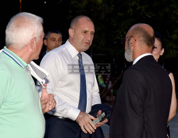 Президентът Румен Радев отличи тази вечер Варненския театър с плакет "Св.св. Кирил и Методий"